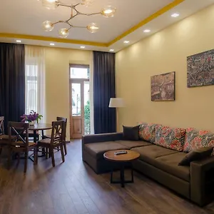 Home@97 On Aghmashenebeli Avenue , تبليسي جورجيا
